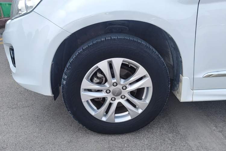 Used Haval H6 2016 Upgraded Model 1.5T Automatic Two-Wheel Drive Elite Version Left Front Wheel Hub