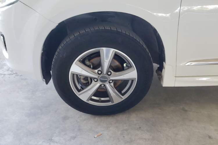Used Haval H6 2016 Upgraded Model 1.5T Automatic Two-Wheel Drive Elite Version Left Front Wheel Hub