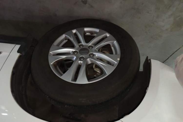 Used Haval H6 2016 Upgraded Model 1.5T Automatic Two-Wheel Drive Elite Version Left Front Wheel Hub
