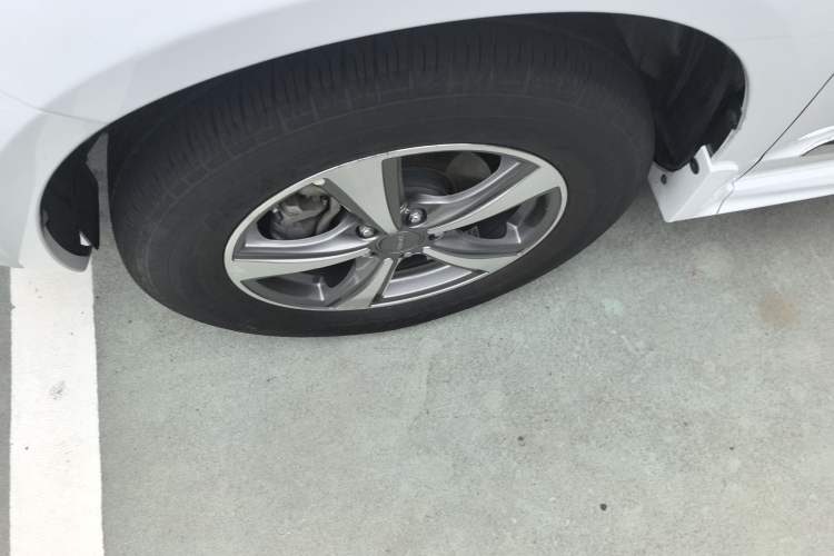 Used Haval H6 2016 Upgraded Model 1.5T Automatic Two-Wheel Drive Elite Version Left Front Wheel Hub