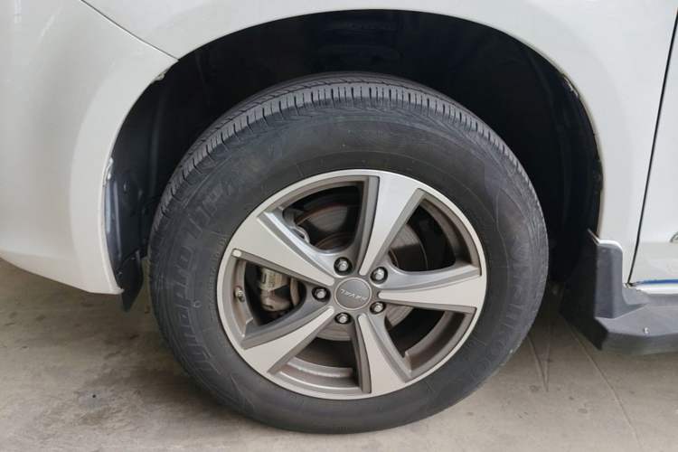 Used Haval H6 2016 Upgraded Model 1.5T Automatic Two-Wheel Drive Elite Version Left Front Wheel Hub