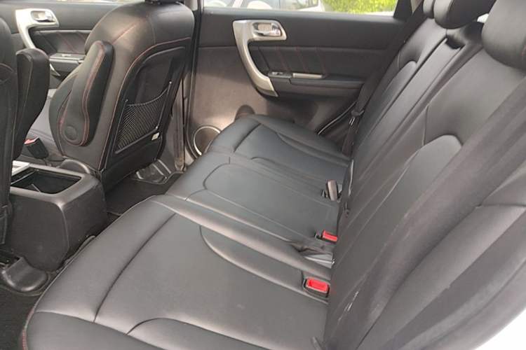 Used Haval H6 2016 Upgraded Model 1.5T Manual Two-Wheel Drive Elite Version Left Rear Seat