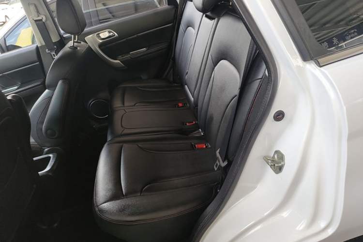 Used Haval H6 2016 Upgraded Model 1.5T Manual Two-Wheel Drive Elite Version Left Rear Seat