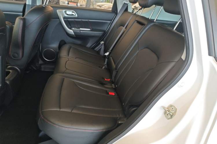 Used Haval H6 2016 Upgraded Model 1.5T Manual Two-Wheel Drive Elite Version Left Rear Seat