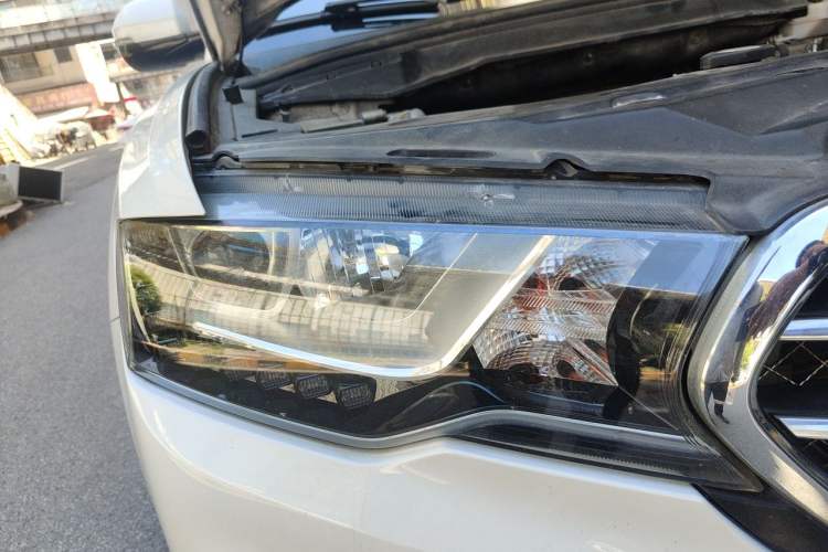 Used Haval H6 2016 Upgraded Model 1.5T Manual Two-Wheel Drive Urban Version Right Front Headlight