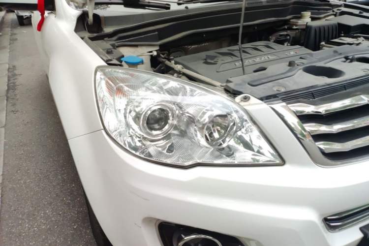 Used Haval H6 2016 Upgraded Model 1.5T Manual Two-Wheel Drive Elite Version Right Front Headlight