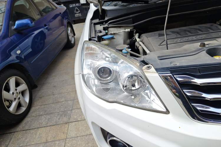Used Haval H6 2016 Upgraded Model 1.5T Automatic Two-Wheel Drive Elite Version Right Front Headlight