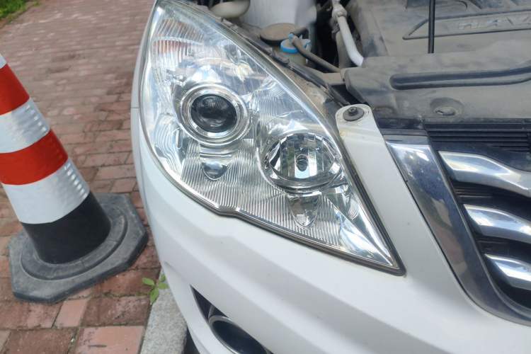 Used Haval H6 2016 Upgraded Model 1.5T Automatic Two-Wheel Drive Elite Version Right Front Headlight