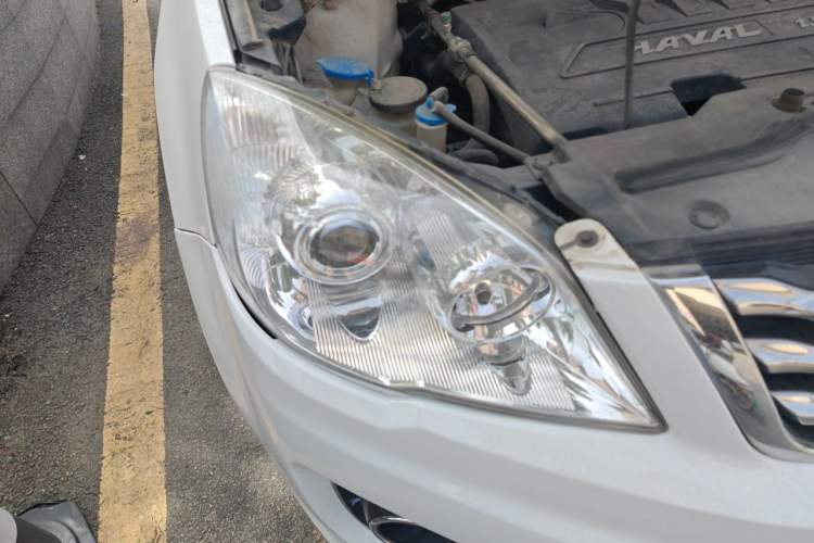 Used Haval H6 2016 Upgraded Model 1.5T Manual Two-Wheel Drive Elite Version Right Front Headlight