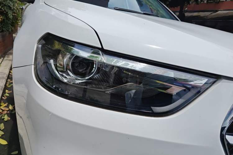 Used Haval H6 2016 Upgraded Model 1.5T Automatic Two-Wheel Drive Prestige Version Right Front Headlight