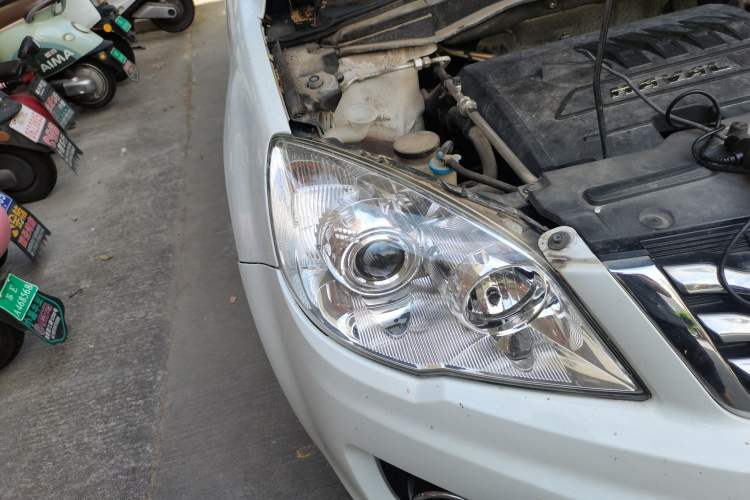 Used Haval H6 2016 Upgraded Model 1.5T Manual Two-Wheel Drive Elite Version Right Front Headlight
