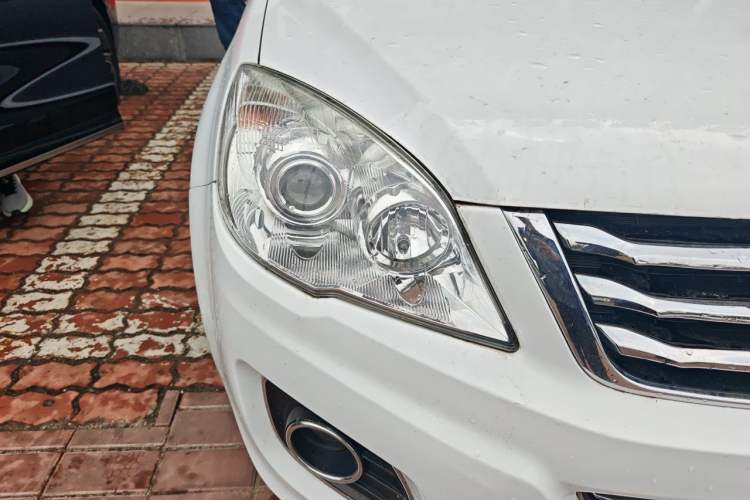 Used Haval H6 2016 Upgraded Model 1.5T Automatic Two-Wheel Drive Elite Version Right Front Headlight
