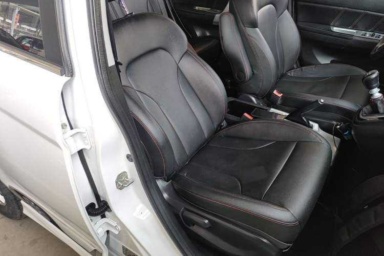 Used Haval H6 2016 Upgraded Model 1.5T Manual Two-Wheel Drive Elite Version Right Front Seat