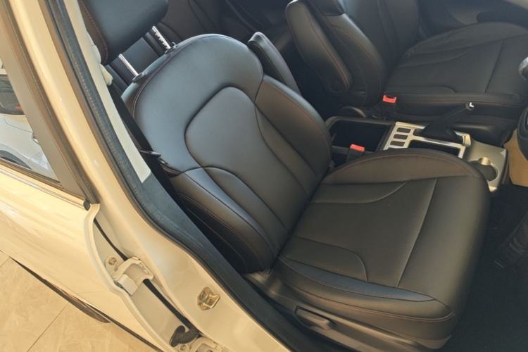 Used Haval H6 2016 Upgraded Model 1.5T Manual Two-Wheel Drive Elite Version Right Front Seat