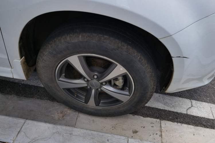 Used Haval H6 2016 Upgraded Model 1.5T Automatic Two-Wheel Drive Elite Version Right Front Wheel Hub