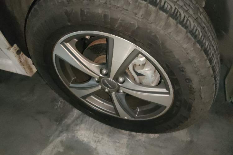 Used Haval H6 2016 Upgraded Model 1.5T Automatic Two-Wheel Drive Elite Version Right Front Wheel Hub