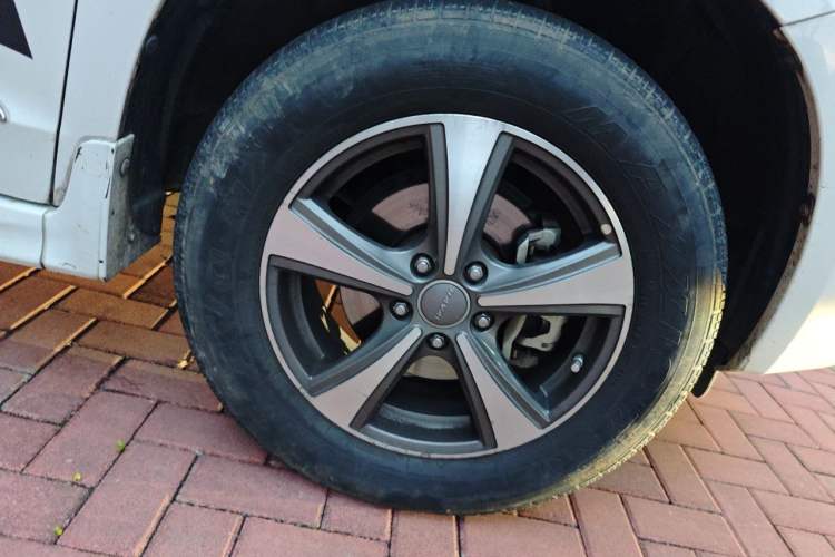 Used Haval H6 2016 Upgraded Model 1.5T Automatic Two-Wheel Drive Elite Version Right Front Wheel Hub