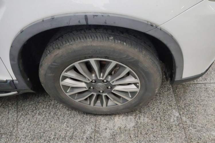 Used Haval H6 2016 Upgraded Model 1.5T Automatic Two-Wheel Drive Elite Version Right Front Wheel Hub