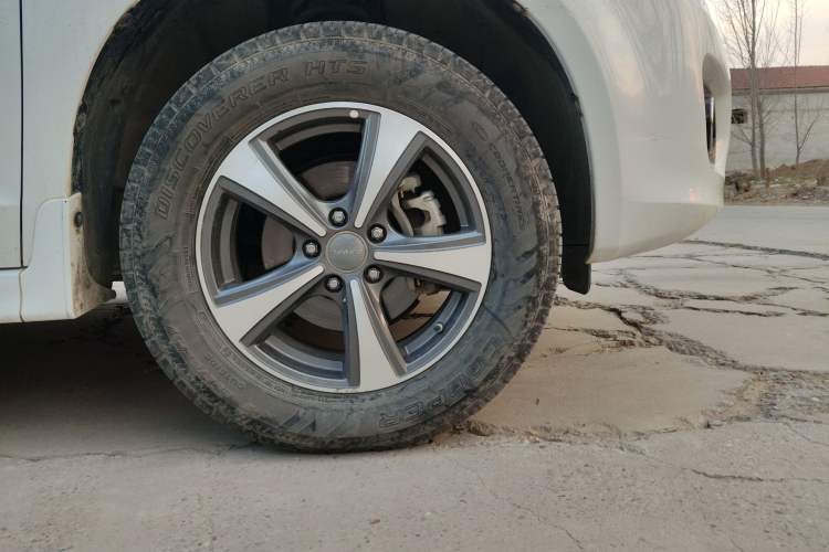 Used Haval H6 2016 Upgraded Model 1.5T Manual Two-Wheel Drive Elite Version Right Front Wheel Hub