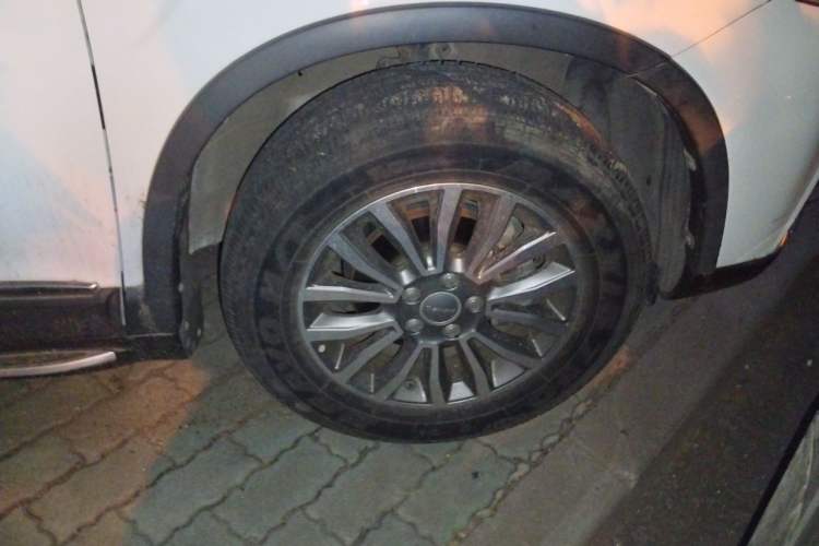 Used Haval H6 2016 Upgraded Model 1.5T Automatic Two-Wheel Drive Elite Version Right Front Wheel Hub