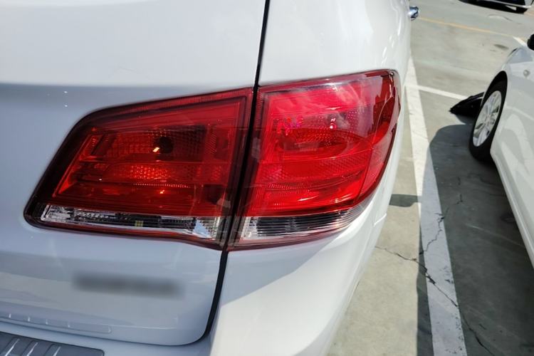 Used Haval H6 2016 Upgraded Model 1.5T Automatic Two-Wheel Drive Elite Version Right Rear Taillight
