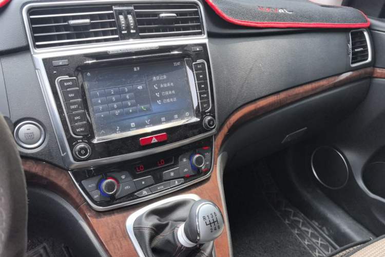 Used Haval H6 2017 Red-Label Sport Edition 1.5T Manual Two-Wheel Drive Elite Model Audio And AC Panel