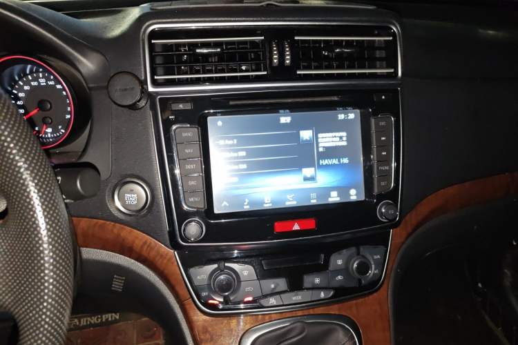 Used Haval H6 2017 Red-Label Sport Edition 1.5T Manual Two-Wheel Drive Elite Model Audio And AC Panel