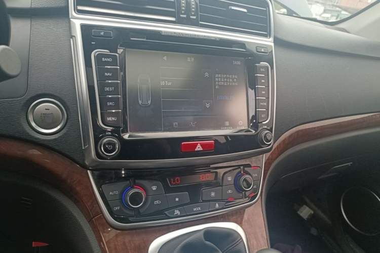 Used Haval H6 2017 Red-Label Sport Edition 1.5T Manual Two-Wheel Drive Elite Model Audio And AC Panel