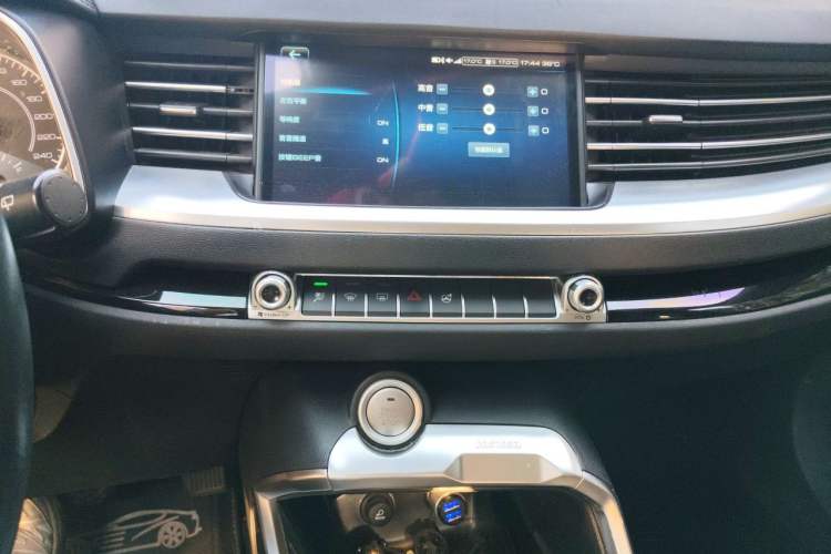 Used Haval H6 2017 Blue Label 2.0T Automatic Two-Wheel Drive Smart Edition Audio And AC Panel