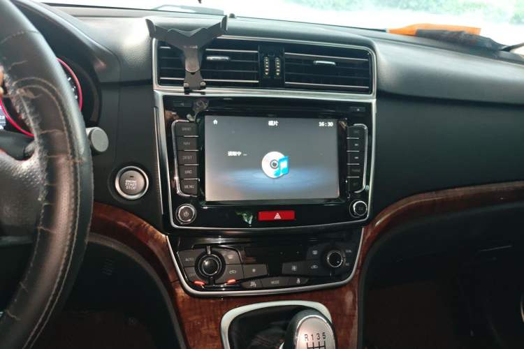 Used Haval H6 2017 Red-Label Sport Edition 1.5T Manual Two-Wheel Drive Elite Model Audio And AC Panel