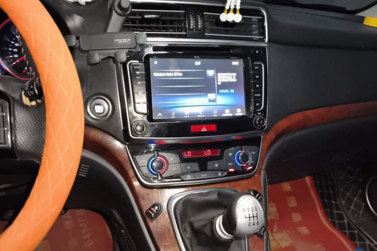 Used Haval H6 2017 Red-Label Sport Edition 1.5T Manual Two-Wheel Drive Elite Model Audio And AC Panel