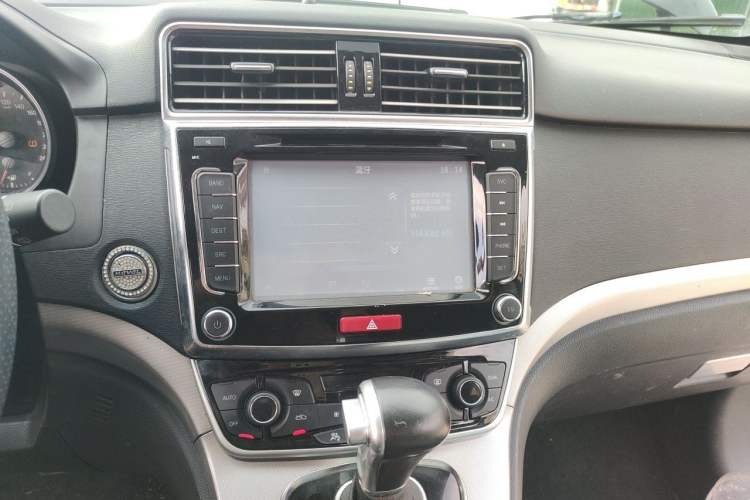 Used Haval H6 2017 Red-Label Sport Edition 1.5T Automatic Two-Wheel Drive Luxury Model Audio And AC Panel