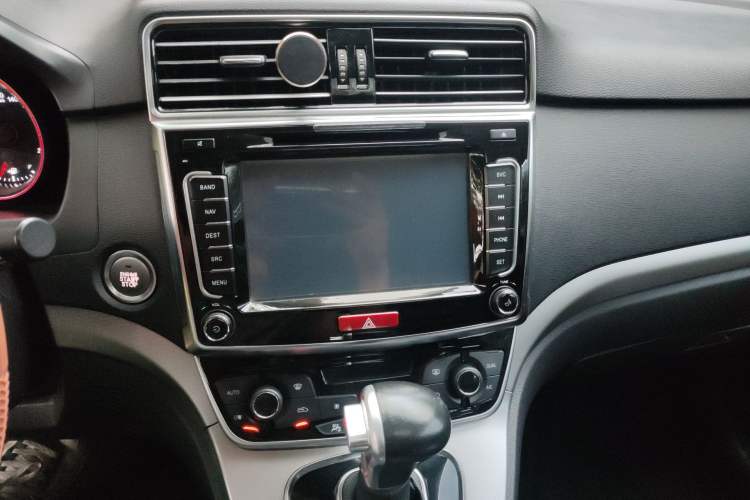 Used Haval H6 2017 Red-Label Sport Edition 1.5T Automatic Two-Wheel Drive Luxury Model Audio And AC Panel