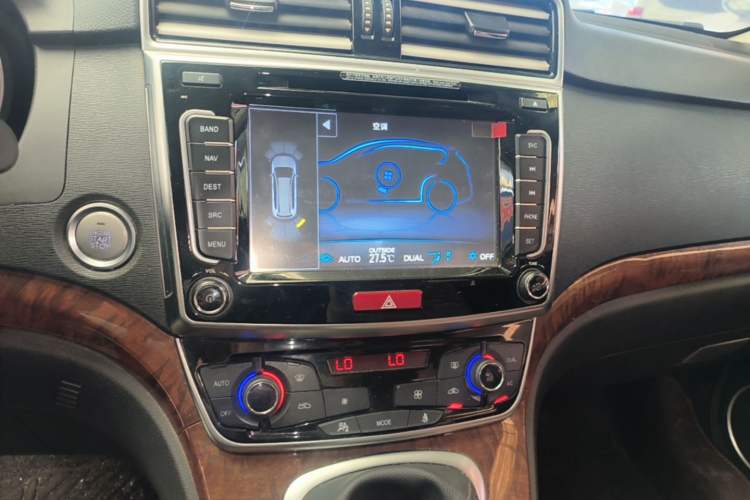 Used Haval H6 2017 Red-Label Sport Edition 1.5T Manual Two-Wheel Drive Elite Model Audio And AC Panel