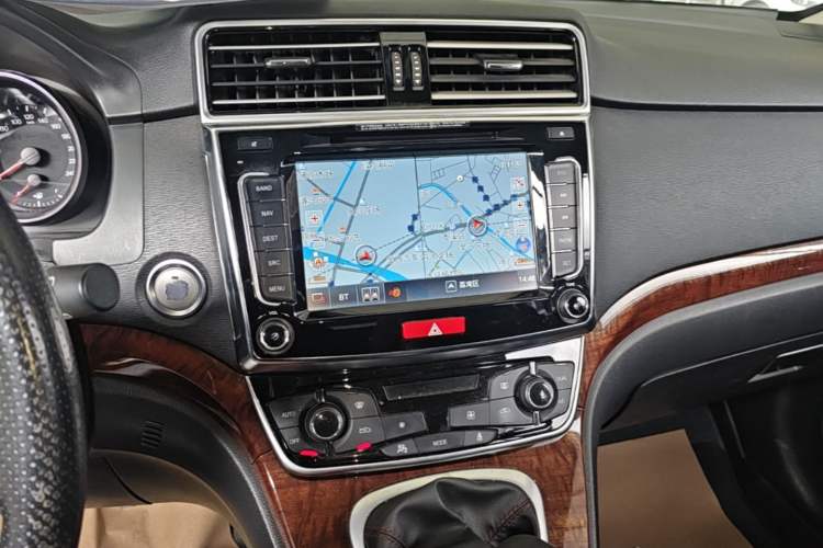 Used Haval H6 2017 Red-Label Sport Edition 1.5T Manual Two-Wheel Drive Elite Model Audio And AC Panel