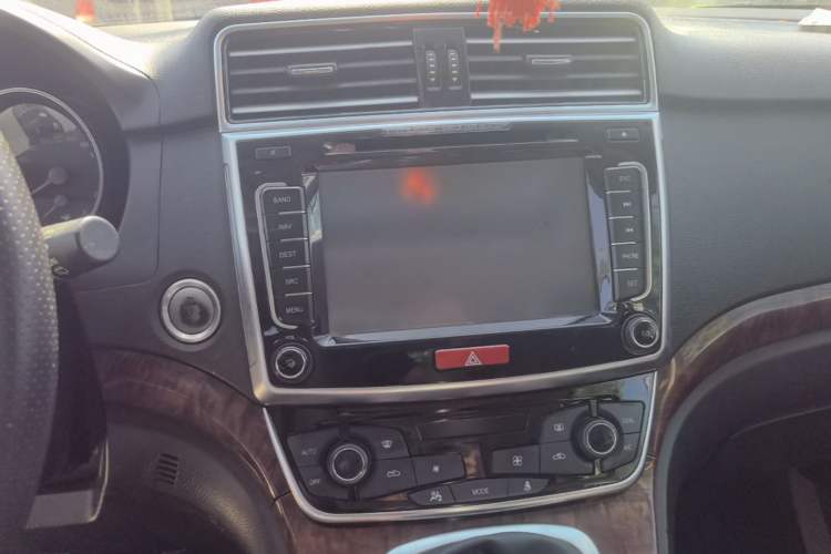 Used Haval H6 2017 Red-Label Sport Edition 1.5T Manual Two-Wheel Drive Elite Model Audio And AC Panel