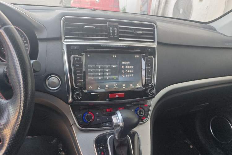 Used Haval H6 2017 Red-Label Sport Edition 1.5T Automatic Two-Wheel Drive Luxury Model Audio And AC Panel