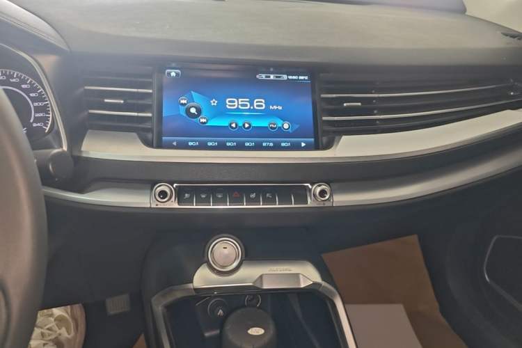 Used Haval H6 2017 Red Label 2.0T Automatic Two-Wheel Drive ZhiShang Model Audio And AC Panel