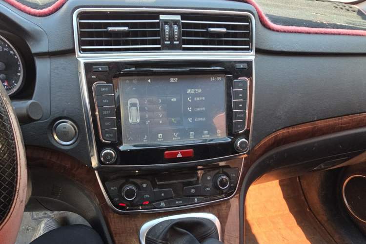 Used Haval H6 2017 Red-Label Sport Edition 1.5T Manual Two-Wheel Drive Elite Model Audio And AC Panel