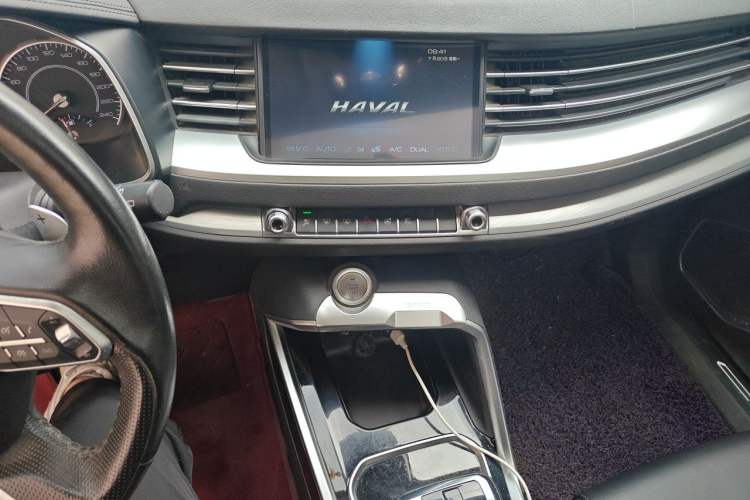 Used Haval H6 2017 Red Label 2.0T Automatic Two-Wheel Drive ZhiShang Model Audio And AC Panel