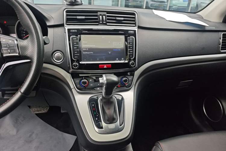 Used Haval H6 2017 Red-Label Sport Edition 1.5T Automatic Two-Wheel Drive Luxury Model Audio And AC Panel