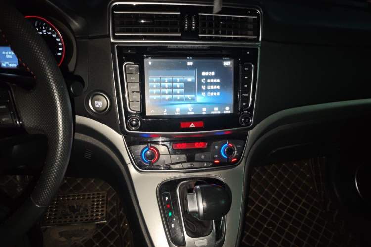 Used Haval H6 2017 Restyled Red-Label Sport Version 1.5T Automatic Two-Wheel Drive Luxury Trim Audio And AC Panel