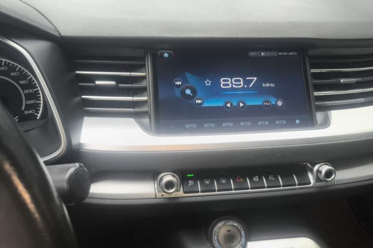 Used Haval H6 2017 Red Label 2.0T Automatic Two-Wheel Drive ZhiShang Model Audio And AC Panel