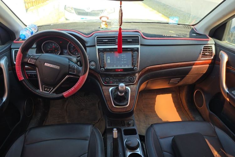 Used Haval H6 2017 Red-Label Sport Edition 1.5T Manual Two-Wheel Drive Elite Model Center Console
