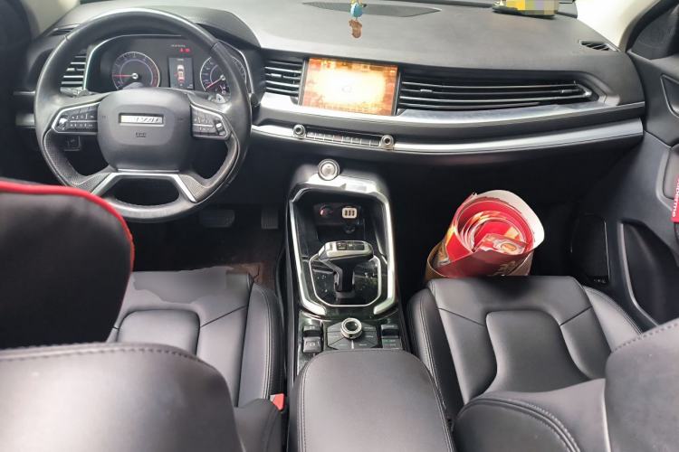 Used Haval H6 2017 Red Label 2.0T Automatic Two-Wheel Drive ZhiShang Model Center Console