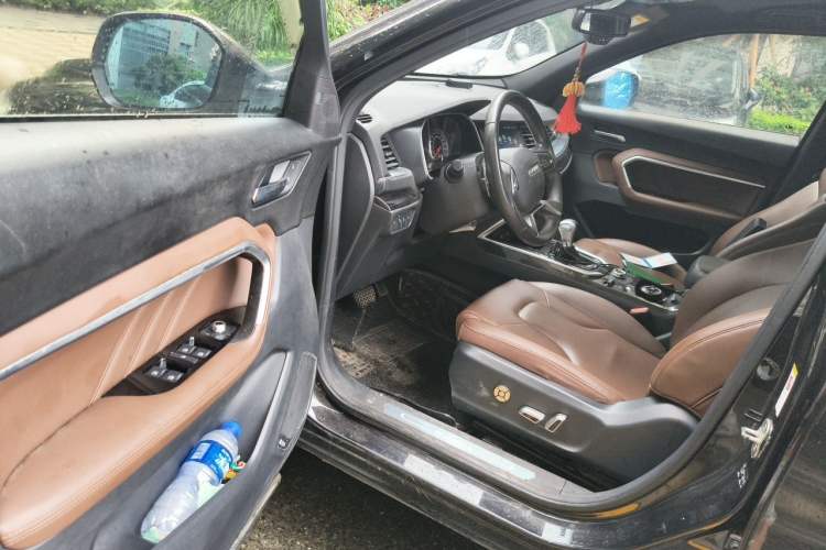 Used Haval H6 2017 Blue Label 1.5T Automatic Two-Wheel Drive ZhiShang Model Driver Seat