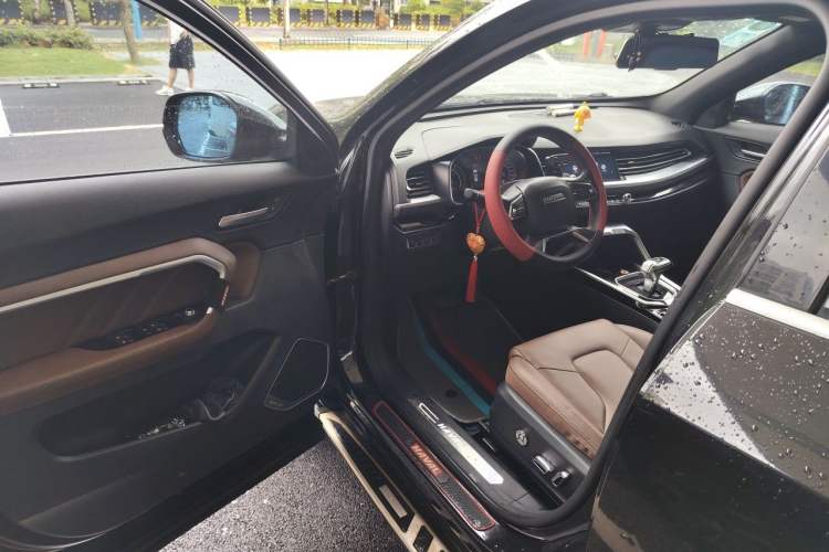 Used Haval H6 2017 Red Label 2.0T Automatic Two-Wheel Drive ZhiShang Model Driver Seat