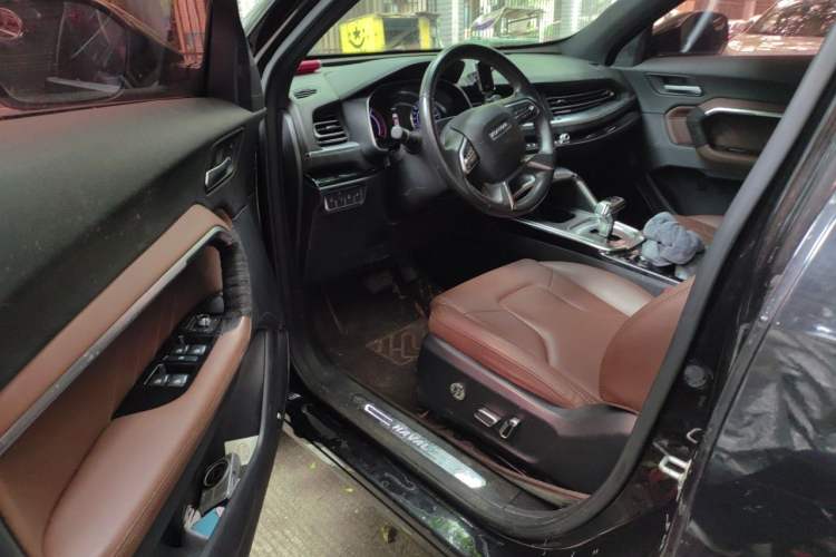 Used Haval H6 2017 Red Label 2.0T Automatic Two-Wheel Drive ZhiShang Model Driver Seat