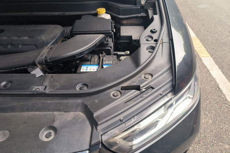 Used Haval H6 2017 Red Label 2.0T Automatic Two-Wheel Drive ZhiShang Model Engine Bay Left