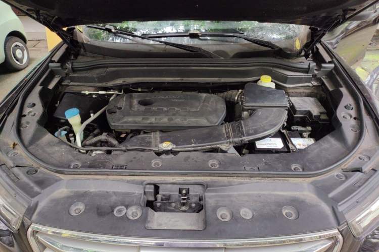 Used Haval H6 2017 Red Label 2.0T Automatic Two-Wheel Drive ZhiShang Model Engine Bay